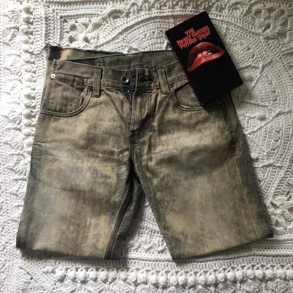 Levi’s 514 Mid-Rise Destroyed Jeans